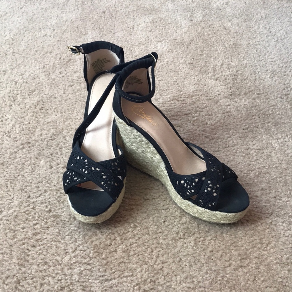 Black wedges